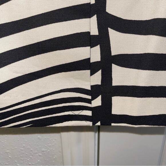 NWT! The Limited Black and Cream Patterned Pencil Skirt - Size 4 - Picture 2 of 4